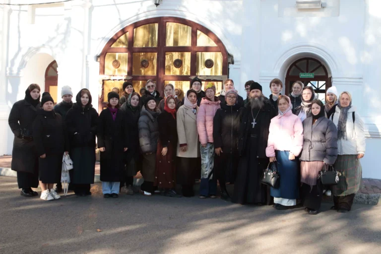 Епархиальный древлехранитель, наместник Далматовской обители игумен Варнава (Аверьянов) провёл экскурсию по монастырю для группы студентов и педагогов Шадринского государственного педагогического университета
