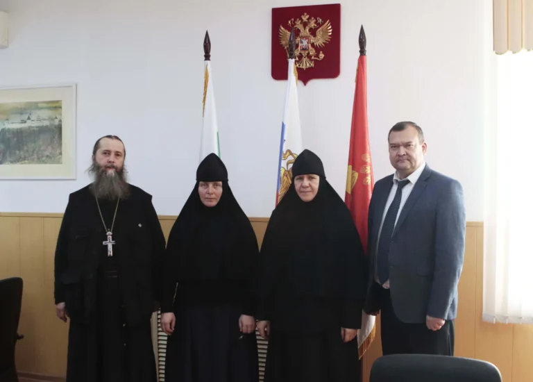 Епархиальный древлехранитель игумен Варнава (Аверьянов) принял участие во встрече Главы Далматовского муниципального округа А. Г. Аносова с сёстрами женского монастыря в честь Похвалы Божией Матери с. Боровское по поводу передачи женской обители здания Покровского храма в с. Верхний Яр для его восстановления и организации церковной жизни